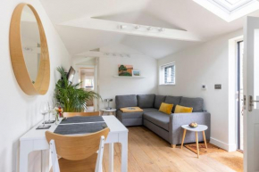 Self contained 1 bed house v near centre, parking